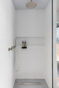 Ένα μπάνιο στο Nero Luxury Suites by Zennova +30 φωτογραφίες