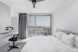 Ένα ή περισσότερα κρεβάτια σε δωμάτιο στο Nero Luxury Suites by Zennova