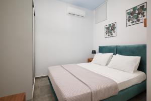 sypialnia z łóżkiem i zieloną kanapą w obiekcie Votsalo w Jerapetrze