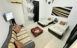 - un salon avec un canapé et une table dans l'établissement Anis 4, à Sousse
