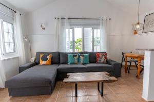 ein Wohnzimmer mit einer Couch und einem Tisch in der Unterkunft Casa El Drago 2 in Breña Baja