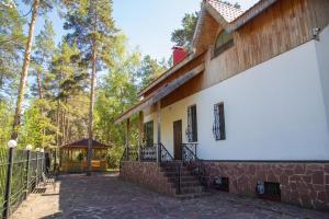 休欽斯克的住宿－"Alatau" Гостевой Дом，房屋设有门和通往入口的楼梯