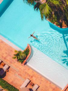 un hombre está nadando en una piscina en Domaine de l'Astragale en Saint-Tropez