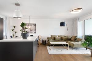 a living room with a couch and a table at Neues Apartment am Schloßsee Salem in Salem