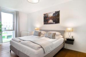a bedroom with a large white bed in a room at Neues Apartment am Schloßsee Salem in Salem