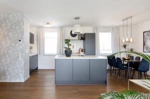 a kitchen and dining room with a island in a room at Neues Apartment am Schloßsee Salem in Salem