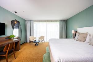 ホーフトドルプにあるバン デル バルク ホテル A4 スキポールのベッドとデスクが備わるホテルルームです。