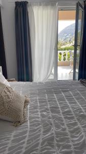 a bedroom with a bed with a view of a balcony at Boutique Casa Lapicida in Calpe