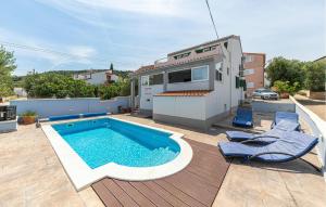 Swimmingpoolen hos eller tæt på Stunning Home In Slatine With Kitchen + 21 billeder