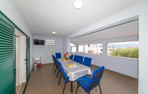 Et tv og/eller underholdning på Stunning Home In Slatine With Kitchen