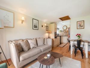 sala de estar con sofá y mesa en Lidsey Farmhouse en Bognor Regis
