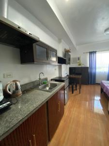 eine Küche mit einer Spüle und einer Arbeitsplatte in der Unterkunft Mesaverte Residences AFS Suites in Cagayan de Oro
