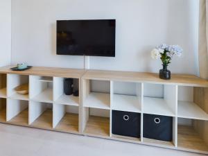 TV a/nebo společenská místnost v ubytování Przytulny Apartament z Parkingiem Gdynia Pogórze by Noclegi Renters