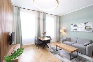 ein Wohnzimmer mit einem Sofa und einem Tisch in der Unterkunft Vienna Stay Apartments or Rooms 1050 in Wien