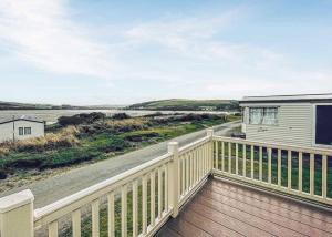 uma vista do deque de uma casa de praia em Waters Edge Leisure Park em Cardigan