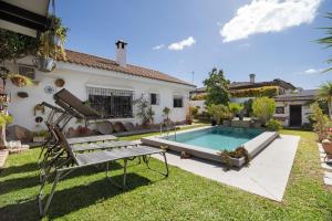 ein Hinterhof mit einem Swimmingpool und einem Haus in der Unterkunft Villa Al Andalus - Solo Familias in El Puerto de Santa María