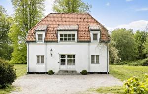 福堡Pet Friendly Home In Faaborg With Wifi的红屋顶的白房子