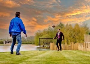 mężczyzna i kobieta grający w piłkę nożną w obiekcie Noahs Retreat w mieście Laceby