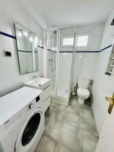 ein weißes Bad mit einer Waschmaschine in der Unterkunft Les cases del vent I in L'Ametlla de Mar