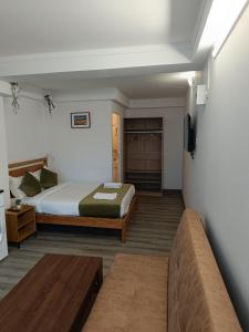 um quarto de hotel com uma cama e um sofá em LISABONNA GUEST HOUSE em Lisboa