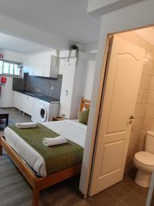 里斯本的住宿－LISABONNA GUEST HOUSE，小房间设有一张床和一间浴室