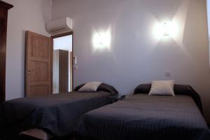 Un dormitorio con dos camas y dos luces en la pared. en T3 coeur de Sanary - 100m du port, en Sanary-sur-Mer