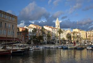 Un grupo de barcos atracados en un puerto con edificios. en T3 coeur de Sanary - 100m du port, en Sanary-sur-Mer