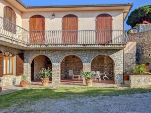 een huis met een balkon en een patio bij I Fiori di Salici in Capoliveri
