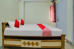 سرير أو أسرّة في غرفة في OYO Flagship Hotel Sweet And Soul