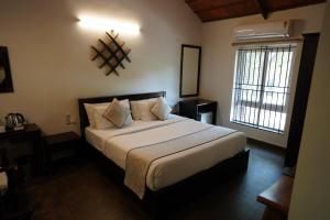 um quarto com uma cama grande num quarto em Brown Town Resort & Spa em Hyderabad