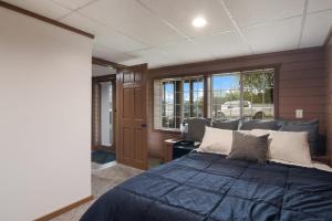 1 dormitorio con 1 cama grande en una habitación en 1BR Fife Lake Haven with Fire Pit & Hot Tub en Fife Lake