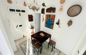 un pasillo con una mesa y sillas junto a una puerta en Anis 4 en Sousse