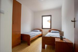 Łóżko lub łóżka w pokoju w obiekcie Šumska kuća Divčibare
