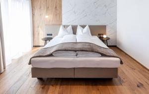 Postel nebo postele na pokoji v ubytování Hotel Alpenrose