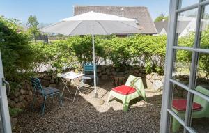 een patio met een tafel en stoelen en een parasol bij Gorgeous Home In Haderslev With Wifi in Haderslev