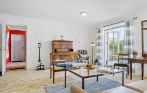 哈德斯萊夫的住宿－Gorgeous Home In Haderslev With Wifi，客厅配有沙发和桌子