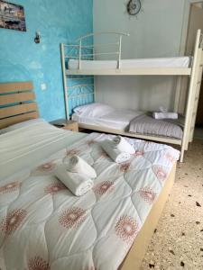A bed or beds in a room at Santa Marina Rooms