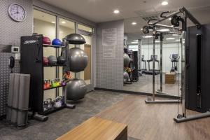 uma sala de fitness com um ginásio com várias bolas e pesos em Fairfield Inn & Suites Monahans em Monahans