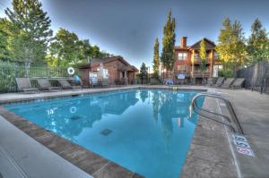 una piscina frente a una casa en Fox Bay H101 by Moose Management, en Heber City