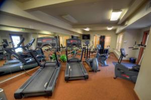 un gimnasio con varias cintas de correr y máquinas elípticas en Fox Bay H101 by Moose Management, en Heber City
