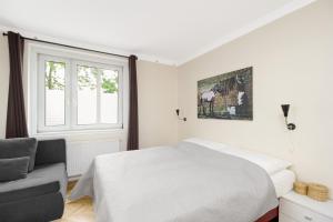 Habitación blanca con cama y ventana en Apartment Kröllgasse I contactless check-in en Viena