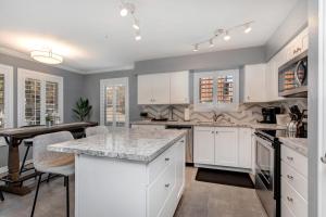 Una cocina grande con gabinetes blancos y una mesa. en Fox Bay H101 by Moose Management, en Heber City 61 fotos más