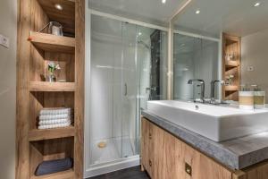 W łazience znajduje się biała umywalka i prysznic. w obiekcie Banki Green Istrian Village - Holiday Homes & Glamping Tents w mieście Bašići