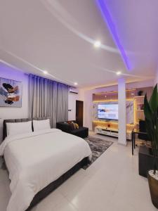 Postel nebo postele na pokoji v ubytování Stylish Modern Studio Apartment Banana Island Ikoyi
