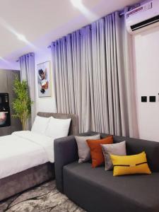 Postel nebo postele na pokoji v ubytování Stylish Modern Studio Apartment Banana Island Ikoyi