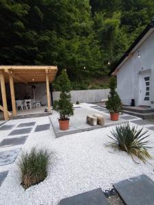 patio z doniczkami i dom w obiekcie MERLIN HOUSE w mieście Vrnjačka Banja
