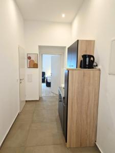 eine Küche mit einem Kühlschrank und einer Arbeitsplatte in der Unterkunft RPStay in Wien
