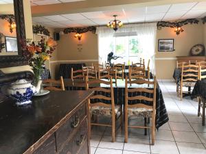 - une salle à manger avec une table et des chaises dans l'établissement Auberge les Etchemins, à Sainte-Germaine-du-Lac-Etchemin
