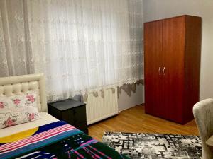 Postel nebo postele na pokoji v ubytování Aydın apart