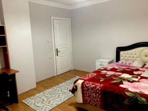 Postel nebo postele na pokoji v ubytování Aydın apart